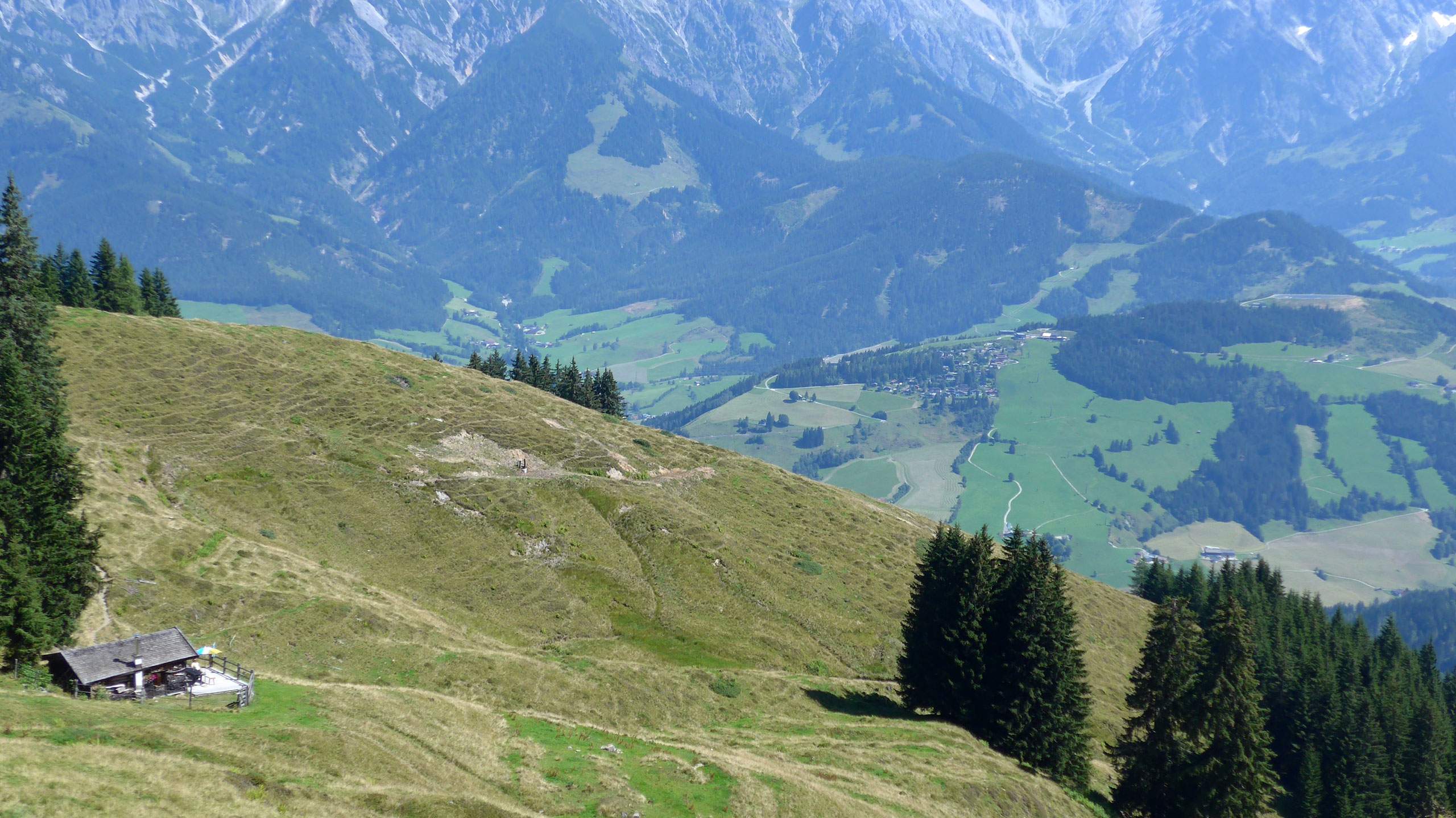 Talblick mit Ferienhaus